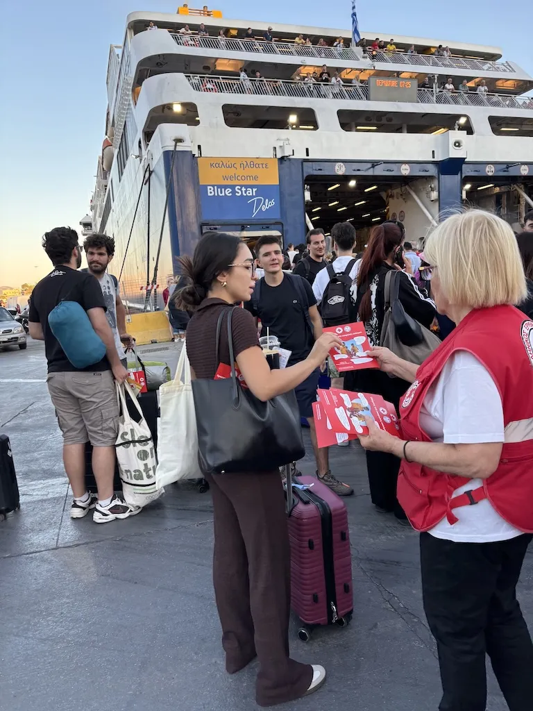 Δράση ενημέρωσης χιλιάδων εκδρομέων για την ασφαλή κολύμβηση στο λιμάνι του Πειραιά