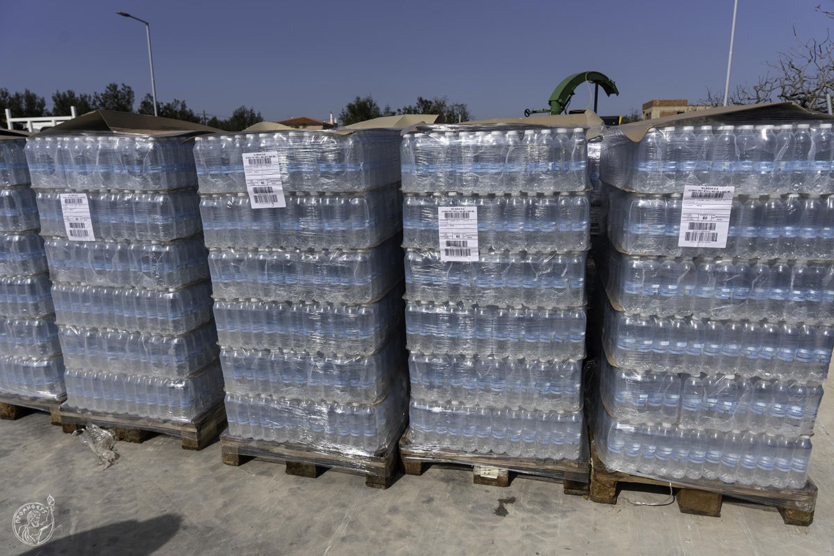 H μεγάλη δωρεά του Ε.Ε.Α. σε εμφιαλωμένα νερά στη δοκιμαζόμενη Αίγινα 