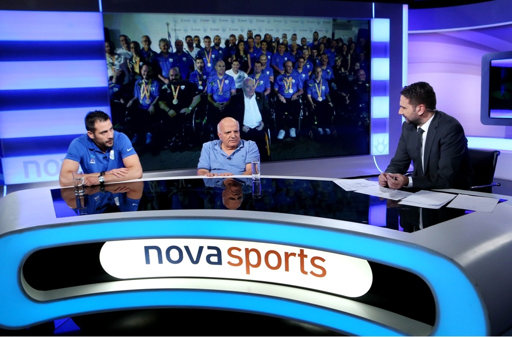 Στιγμιότυπο από την ειδική εκπομπή "Οι Άτλαντες του Ρίο στη Nova" με το Γρηγόρη Παπαβασιλείου, τον "ασημένιο" ξιφομάχο Παναγιώτη Τριανταφύλλου και τον πρόεδρο της Ελληνικής Παραολυμπιακής Επιτροπής, κ. Γιώργο Φουντουλάκη