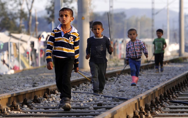 14 ΜΚΟ ζητούν ασφαλείς ξενώνες για 2.100 συνόδευτα παιδιά