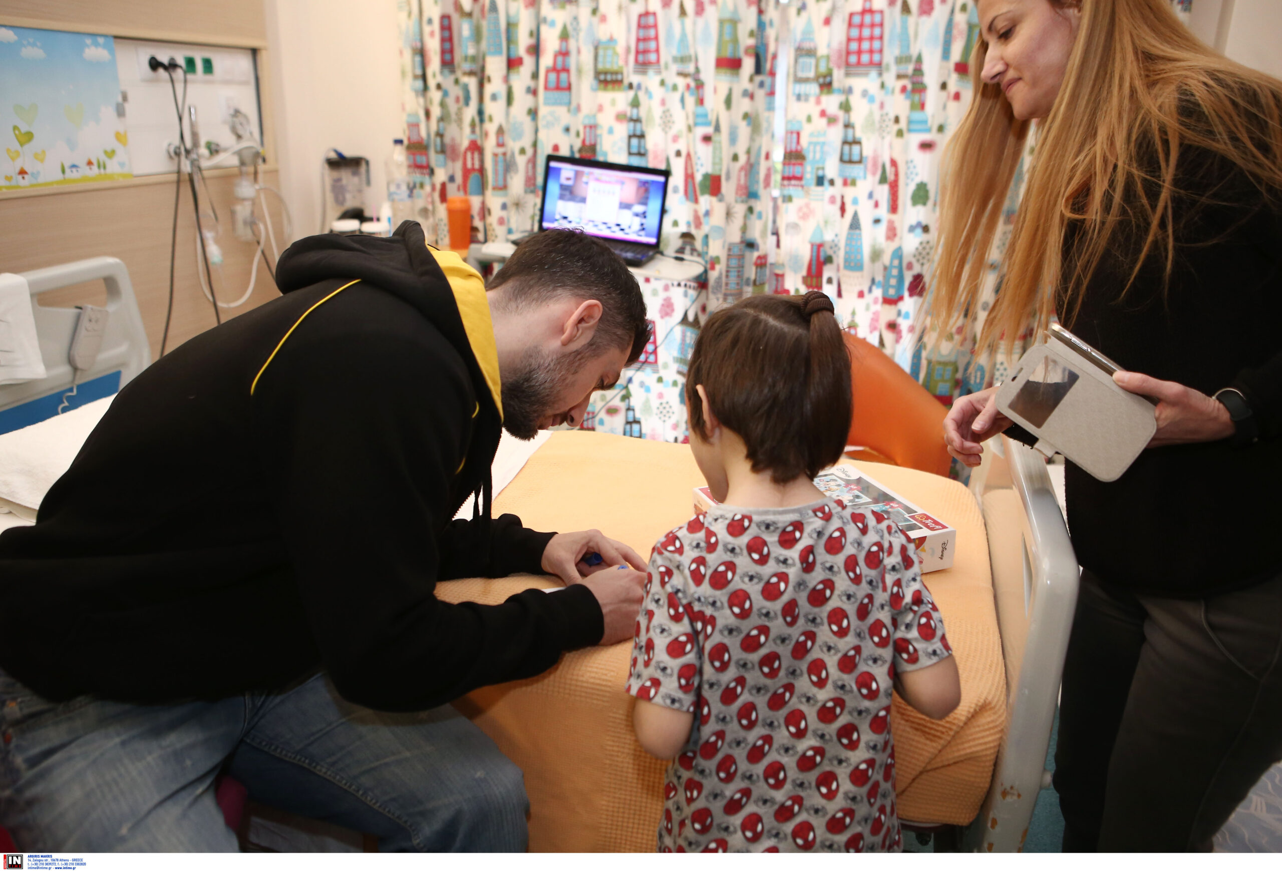 ΑΕΚ: Η ομάδα μπάσκετ έφερε τα Χριστούγεννα στην Ευρωκλινική Παίδων