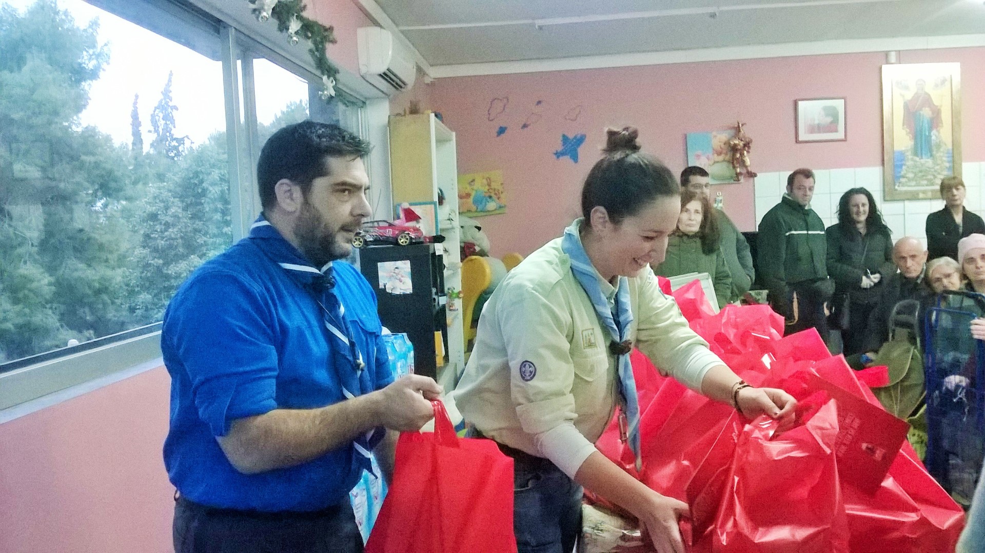 Οι Έλληνες Πρόσκοποι στο πλευρό άπορων οικογενειών