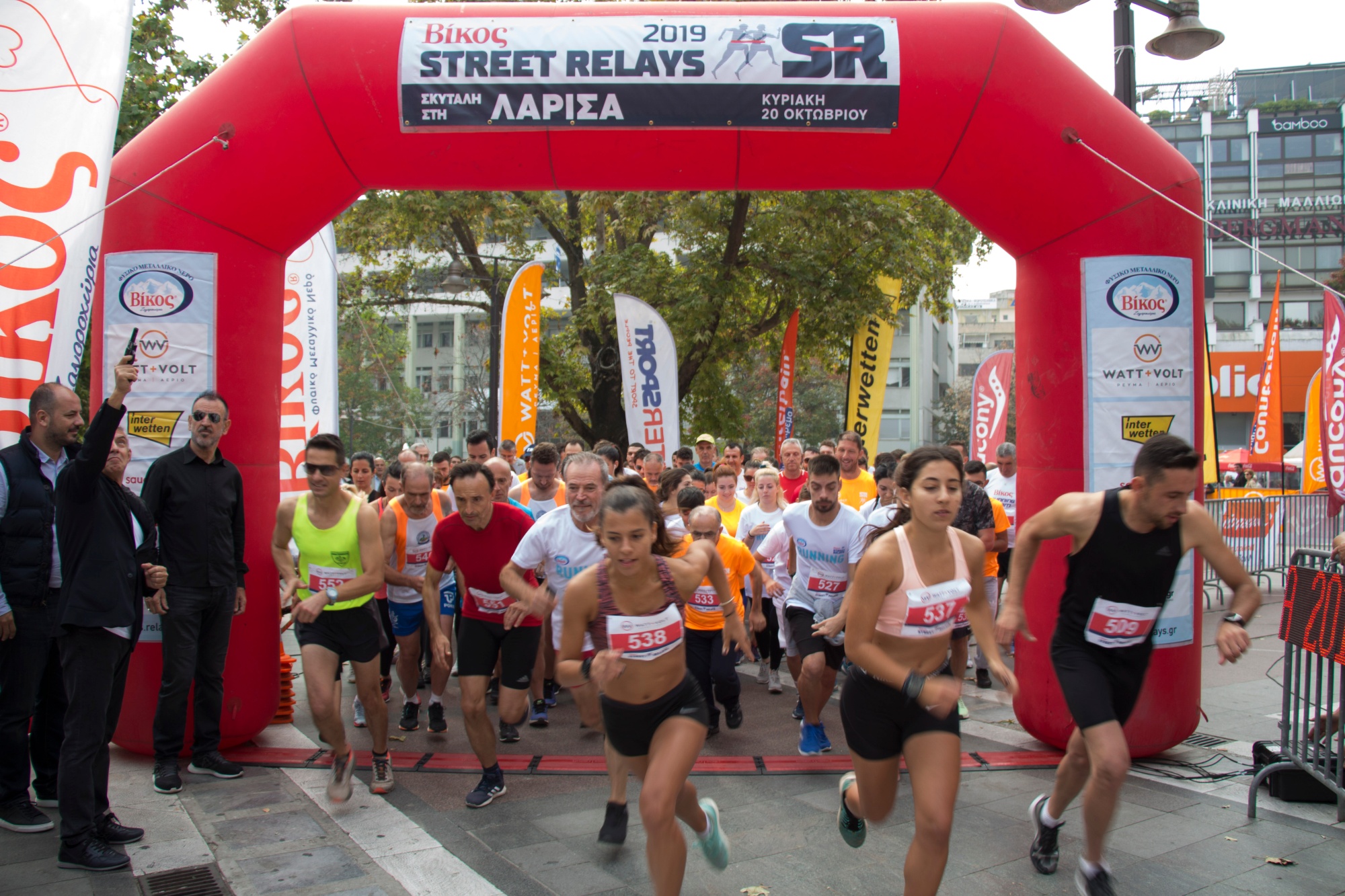 2.000 δρομείς στα Βίκος Street Relays της Λάρισας