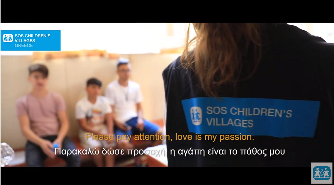 Τα παιδιά από τον Ξενώνα Ασυνόδευτων Ανηλίκων τραγουδούν