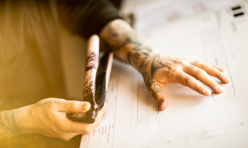 Η ghd λανσάρει τη σειρά “Ink on Pink” και στηρίζει το Άλμα Ζωής