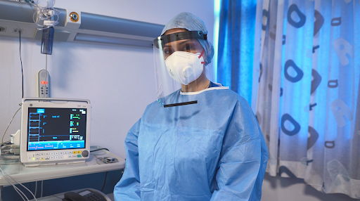 Odyssea: Παράδοση 50.000 προστατευτικών μασκών στο υπ. Υγείας