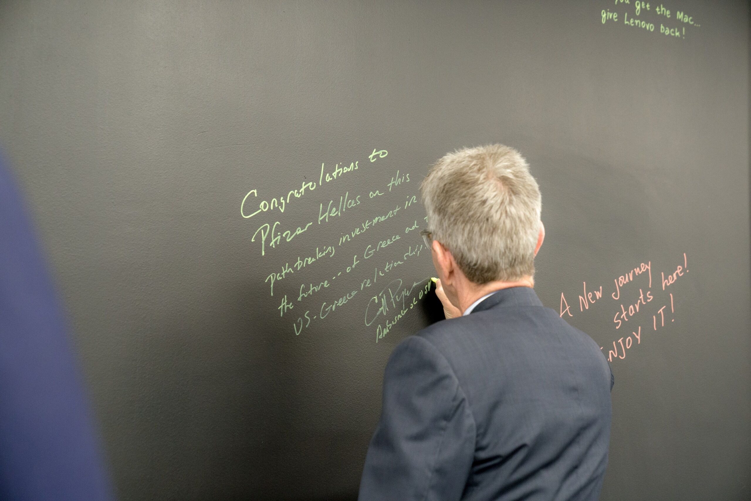 Pfizer: O Πρέσβης των ΗΠΑ στο Παγκόσμιο Κέντρο Πληροφορικής