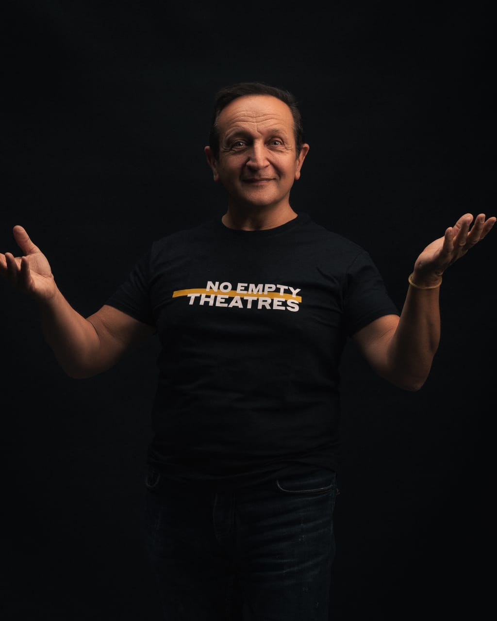 Επτά καλλιτέχνες φορούν μπλουζάκια Fabric Republic για καλό σκοπό