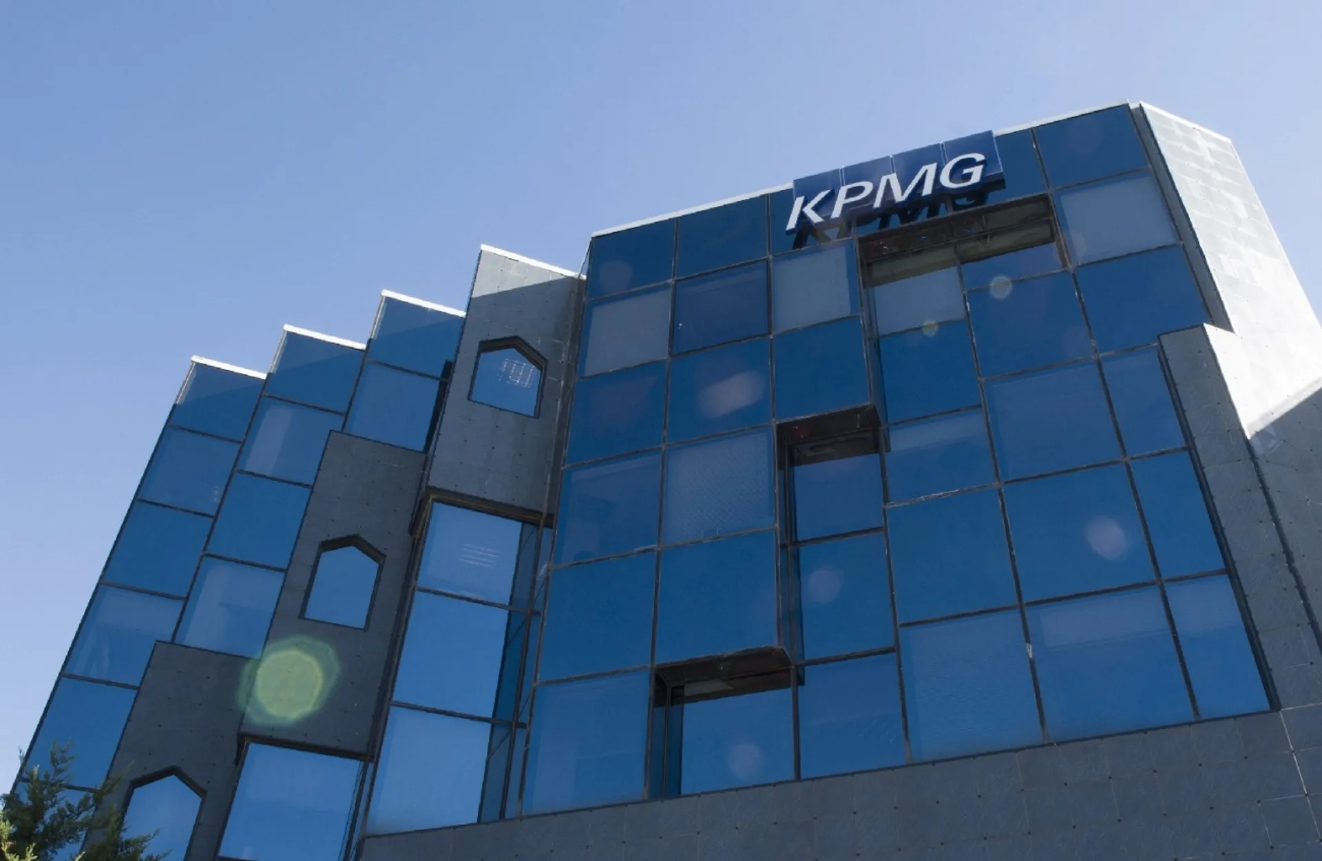 KPMG: Με σειρά δράσεων στηρίζει τις πληττόμενες περιοχές από τις πυρκαγιές