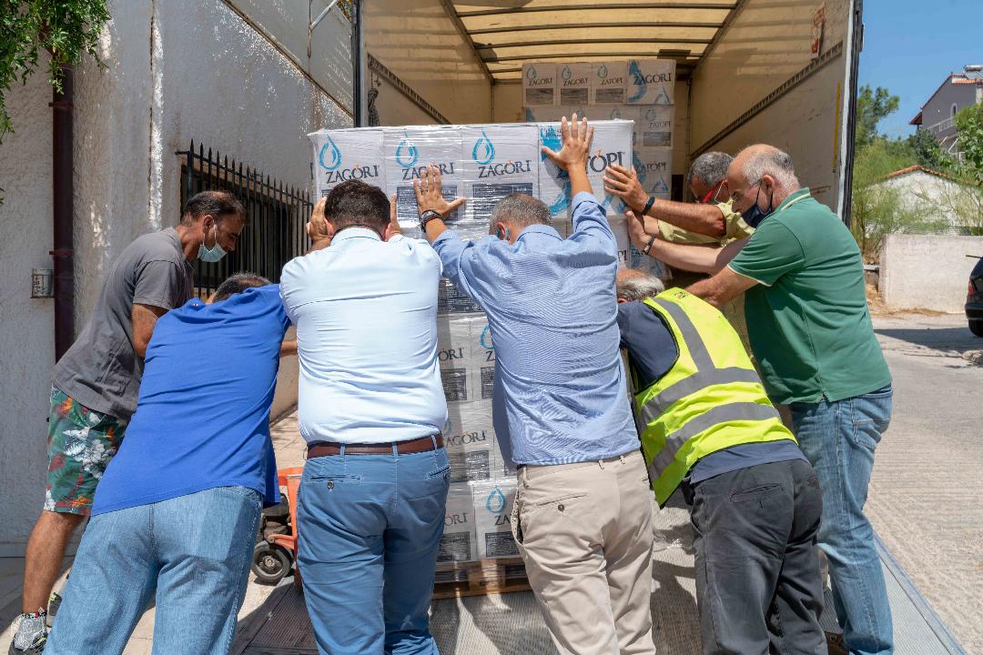 Προμήθειες από το ΕΕΑ στο Δήμο Μάνδρας για τους πυρόπληκτους