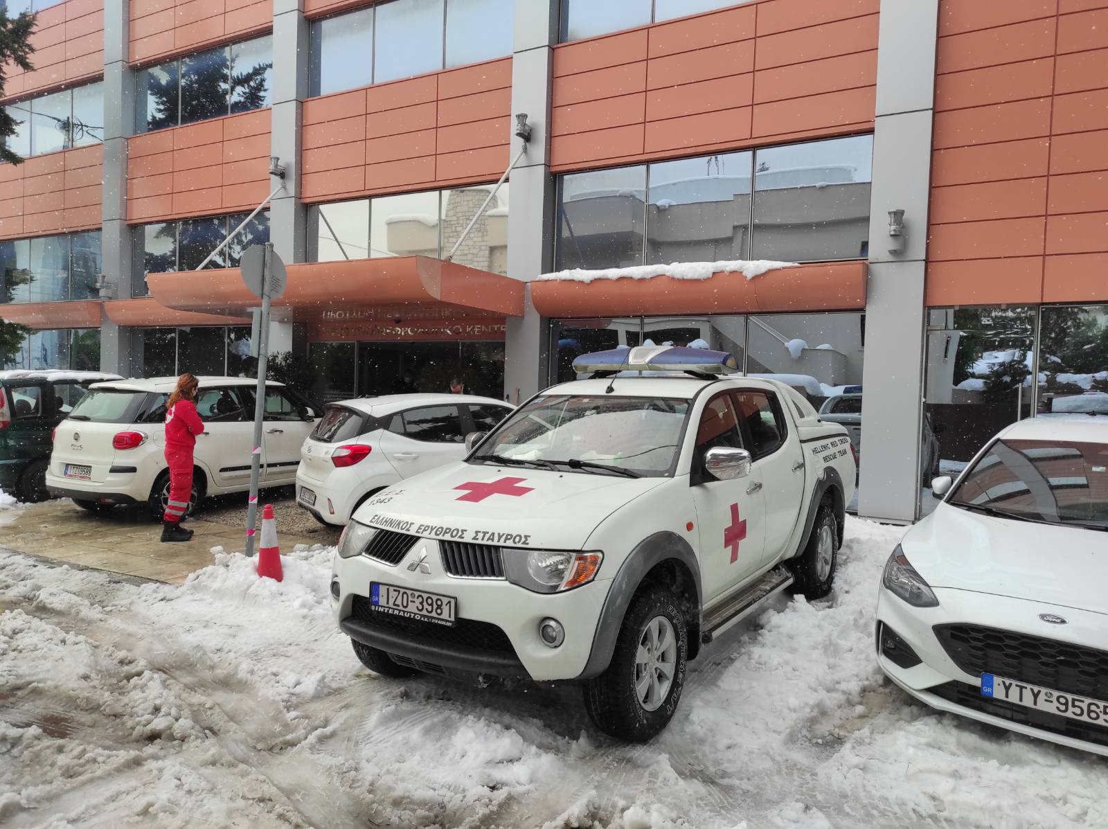 EEΣ: Μετέφερε χρόνια πάσχοντες για θεραπεία εν μέσω κακοκαιρίας