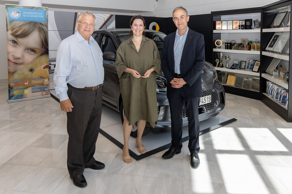 Ένα smart forfour EQ παραδόθηκε στη νικήτρια της λαχειοφόρου αγοράς του Χαμόγελου του Παιδιού