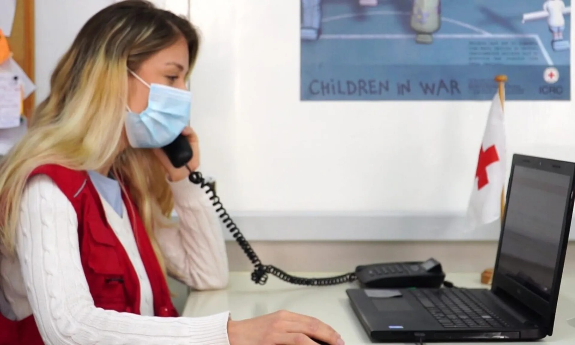 EEΣ: Υποστηρίζει γυναίκες θύματα έμφυλης βίας, μέσω της γραμμής 10205