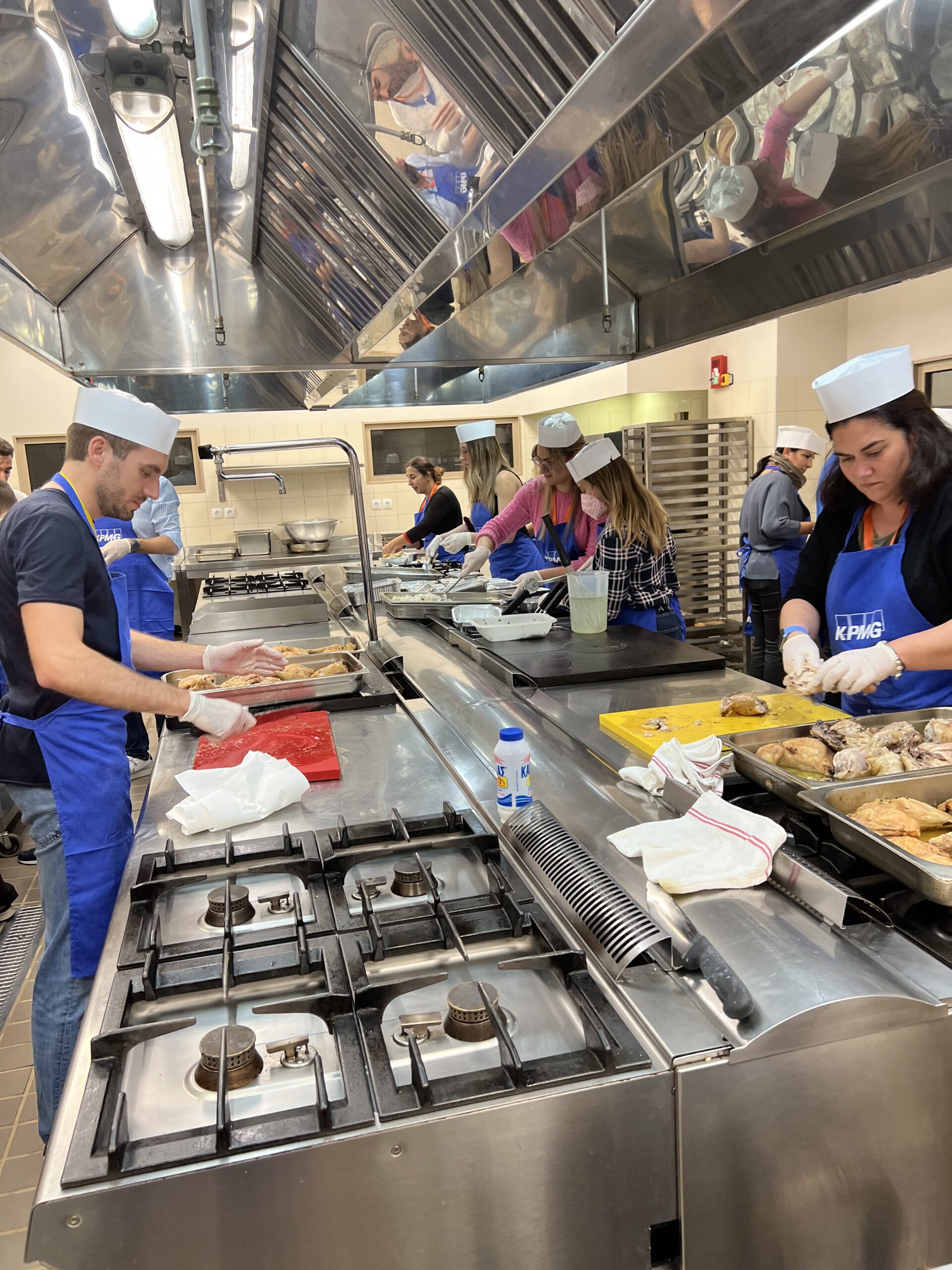 KPMG: “Cook for Good”, 250 μερίδες φαγητού για ένα καλύτερο αύριο