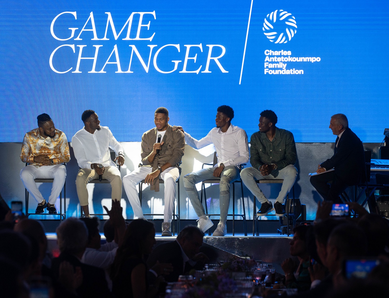 Οι Antetokounbros με τους εργαζόμενους στο νέο σπίτι της Kaizen Gaming