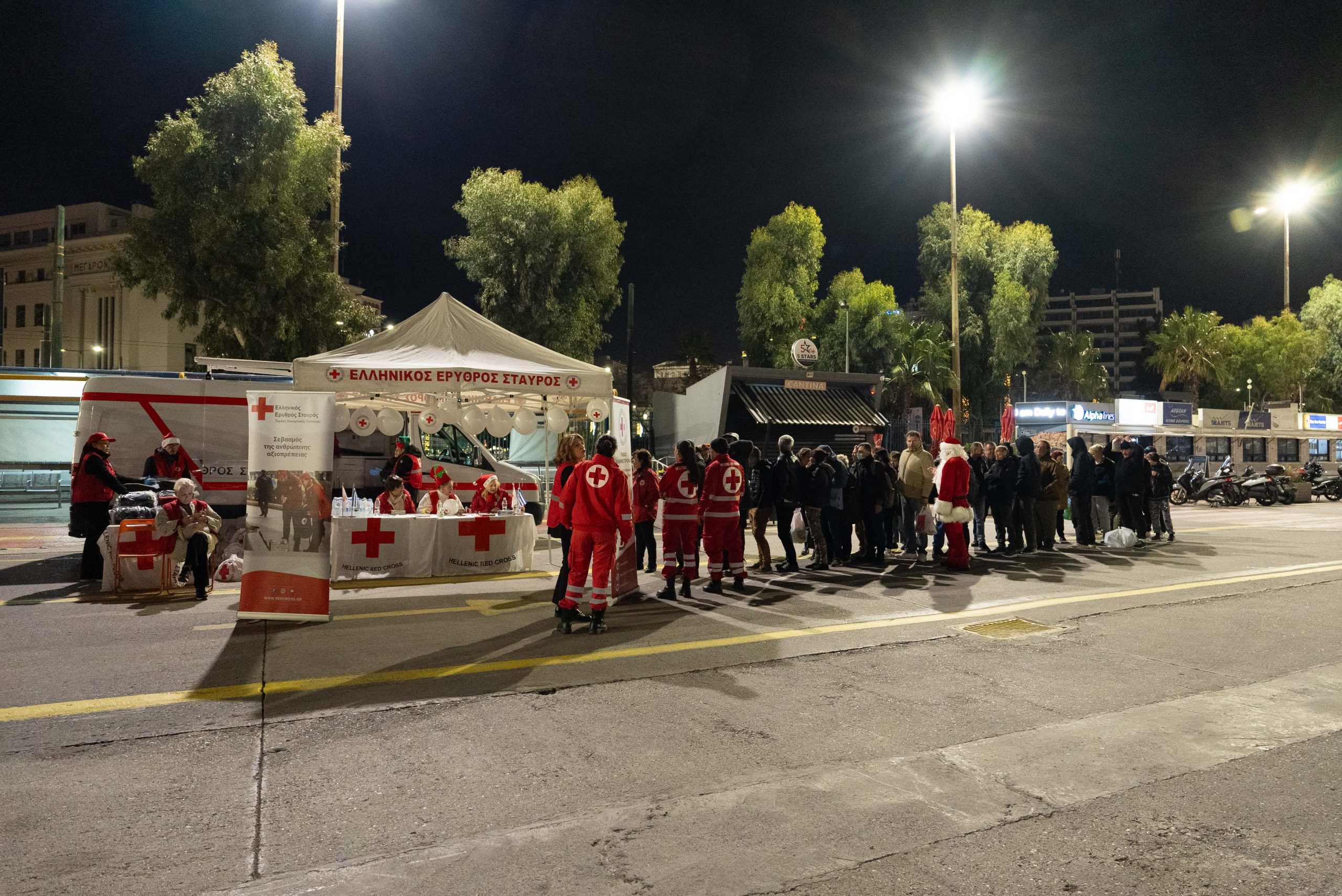 ΕΕΣ: Πρωτοχρονιάτικα «γεύματα αγάπης» για άστεγους του Πειραιά