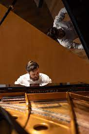 Ο σολίστας Νίκος Βέννερ στο Άσυλο Ανιάτων