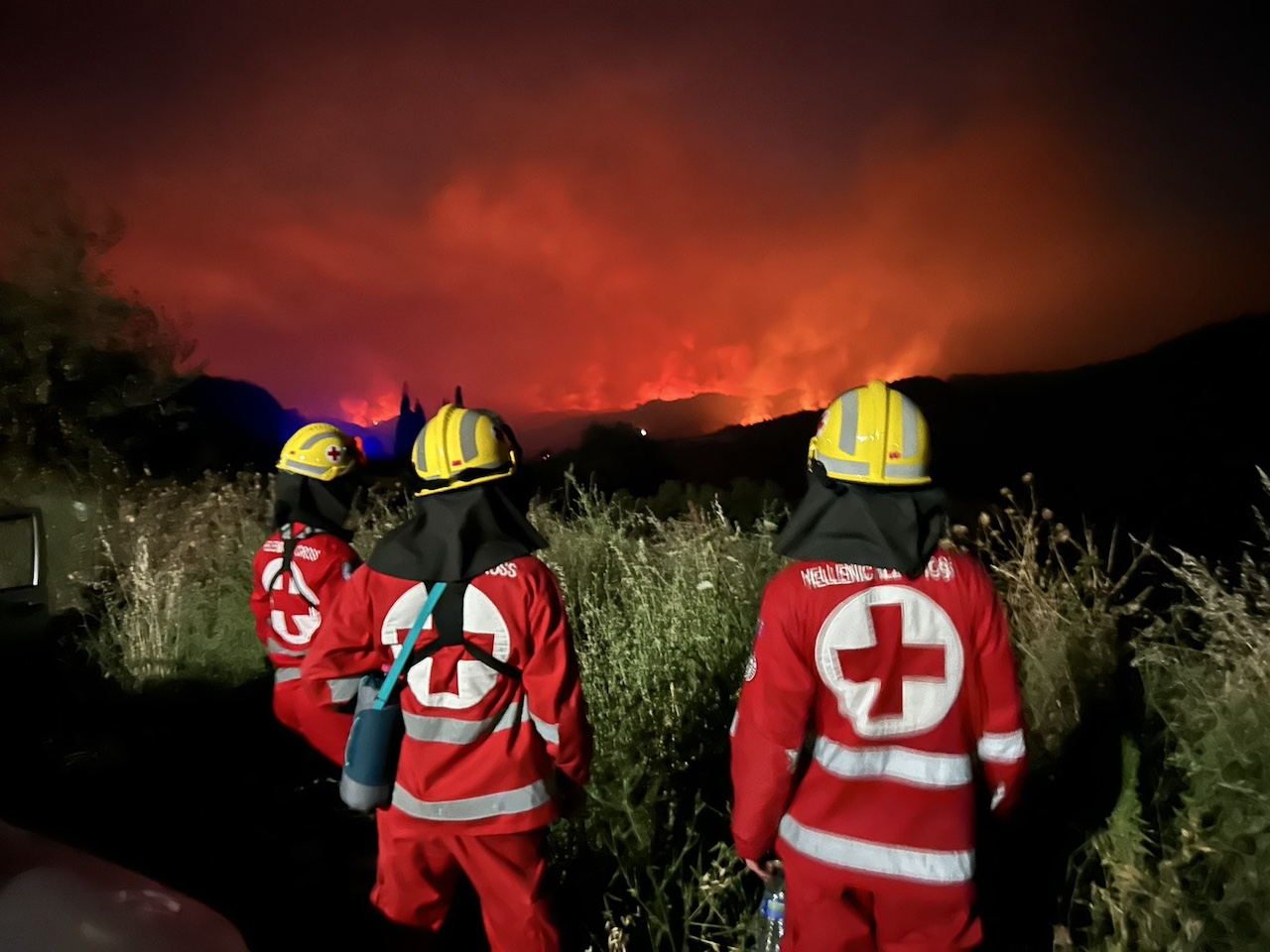 Εθελοντές Σαμαρείτες-Διασώστες στη μάχη με τις φλόγες 