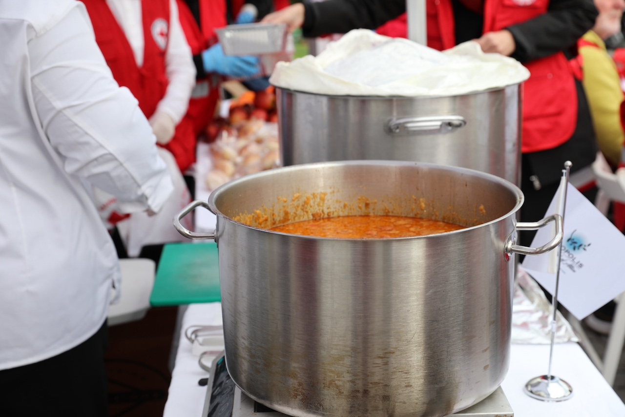 Ο ΕΕΣ προσφέρει εορταστικά γεύματα στους άστεγους 