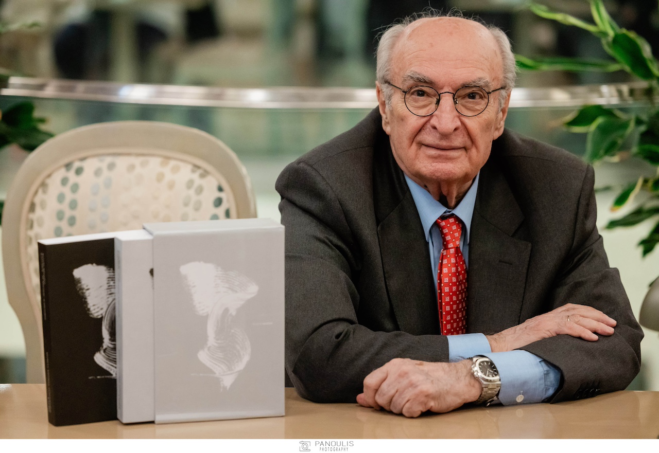 Βιβλιοθήκη Δ. Αθηναίων: Δωρεά 126 έργων από τον Βλάση Φρυσιρά