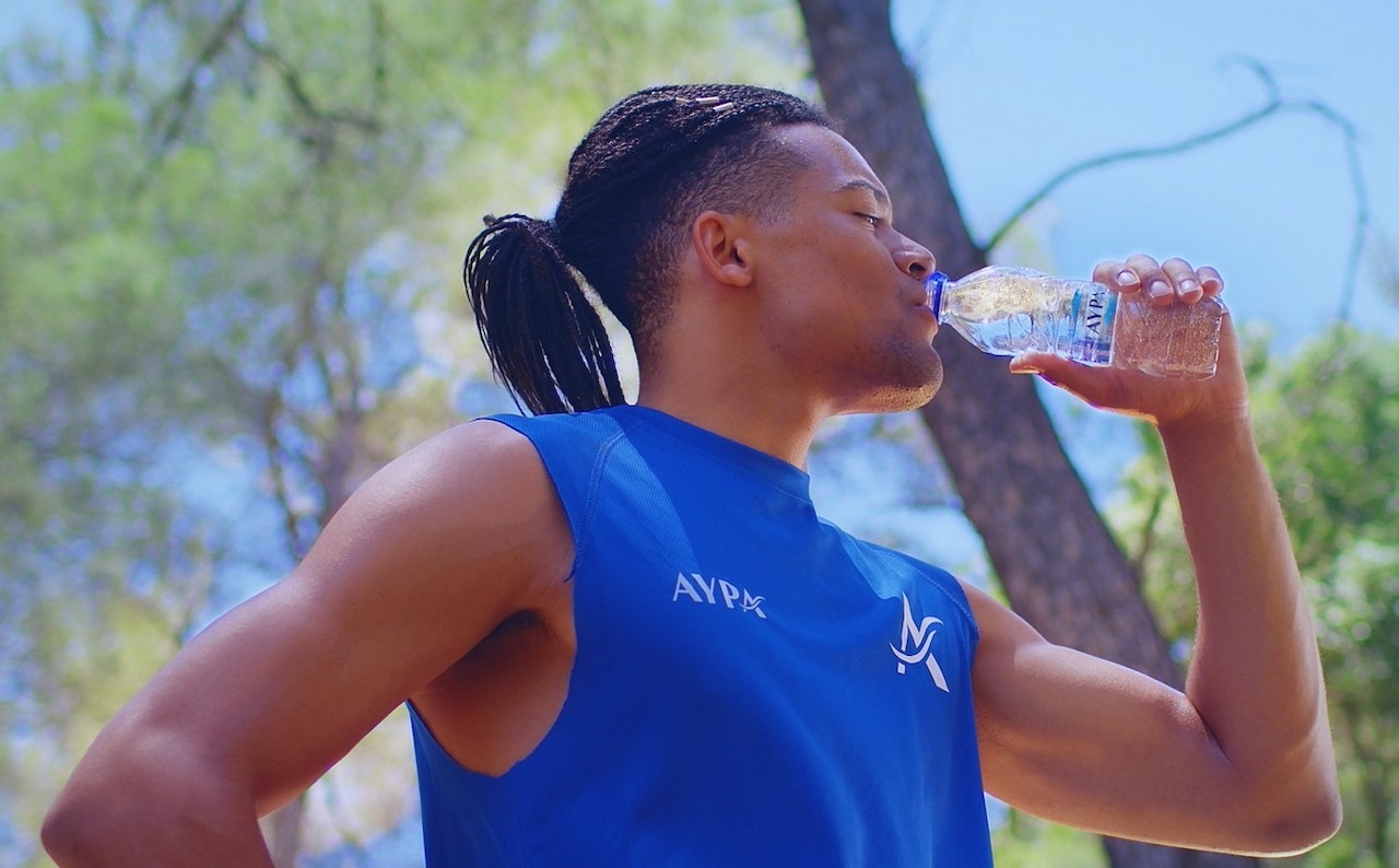 To Φυσικό Μεταλλικό Νερό ΑΥΡΑ στηρίζει τον Εμμανουήλ Καραλή