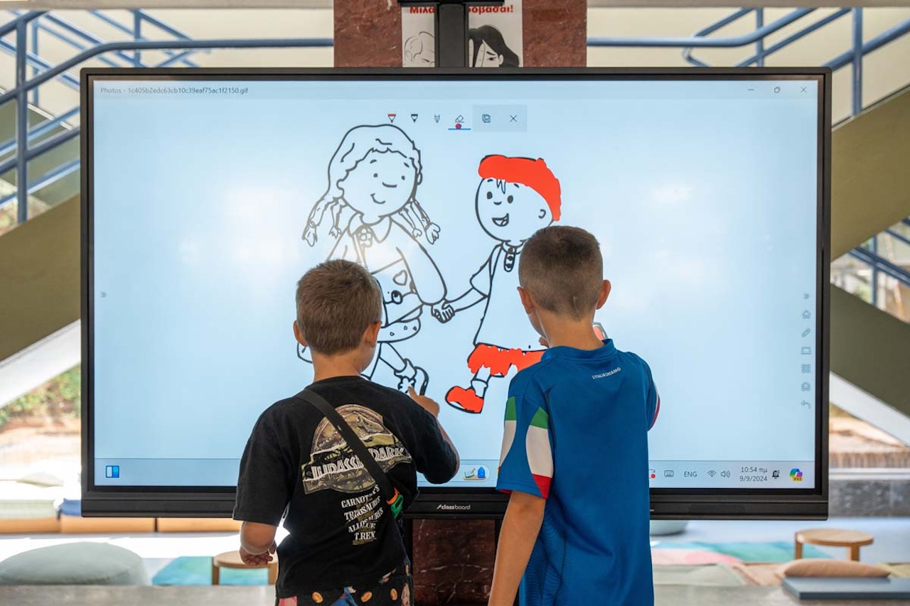 LG: Εξοπλίζει τα Εκπαιδευτήρια Δούκα με διαδραστικές οθόνες