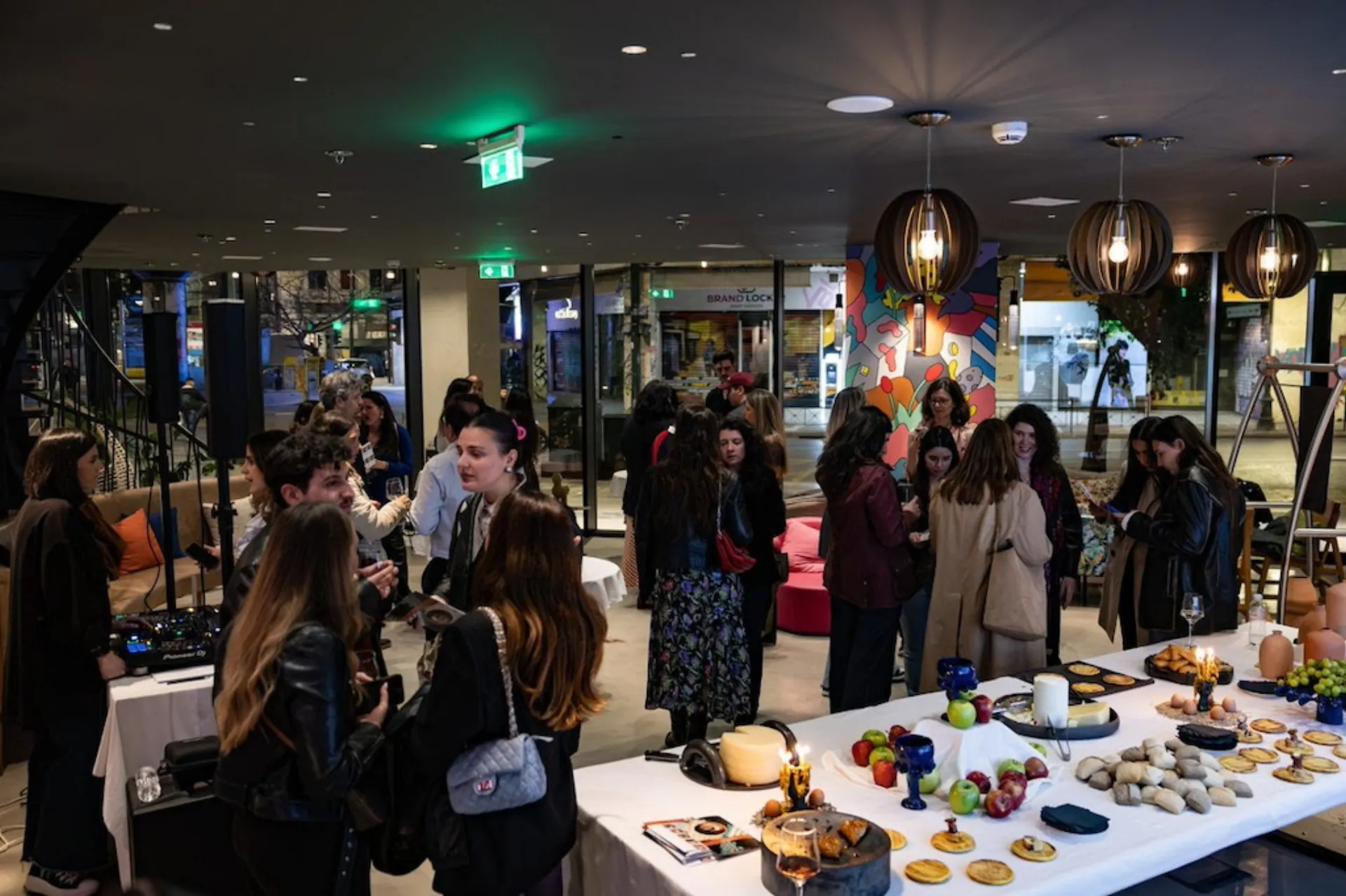 Μoxy Art Affair – “ΣΥΝ-ΥΠΑΡΞΗ”: Η τέχνη συναντά τον αστικό παλμό