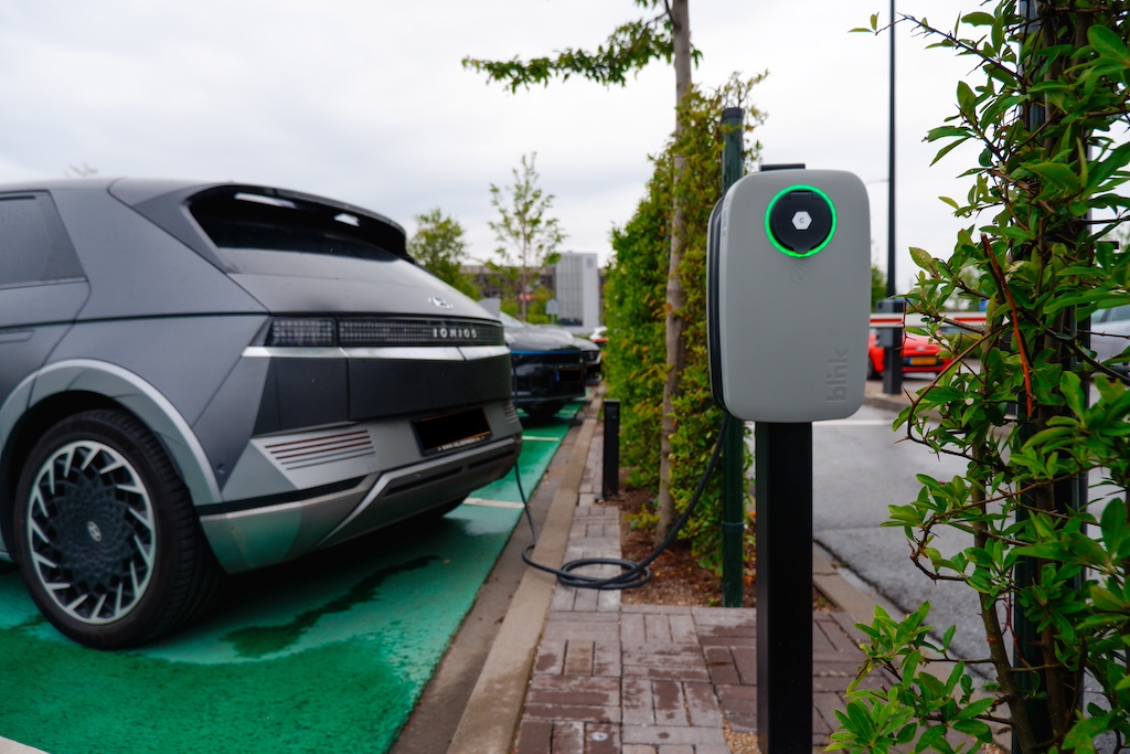 Blink Charging Hellas: Πάνω από 100 σημεία φόρτισης σε 65 καταστήματα 