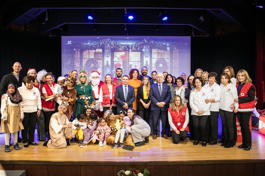 P&G και ΕEΣ πρόσφεραν μια χριστουγεννιάτικη «αγκαλιά»